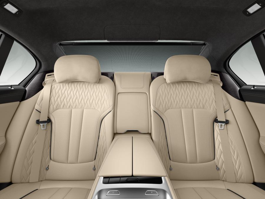 Интерьер BMW M760Li xDrive (G12) 2016 года  (WW) (фото 14 из 25)